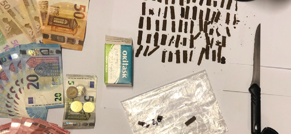Fermato mentre spaccia, pizzicato con 700 euro, un coltello e una settantina di dosi di hashish